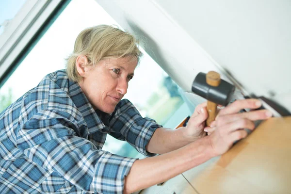 Posa parquet in legno massello e donna — Foto Stock