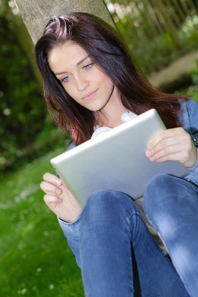 Taktiles Surfen auf dem Tablet und Technologie — Stockfoto