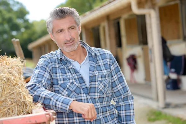 Agricoltore che riposa dal lavoro — Foto Stock