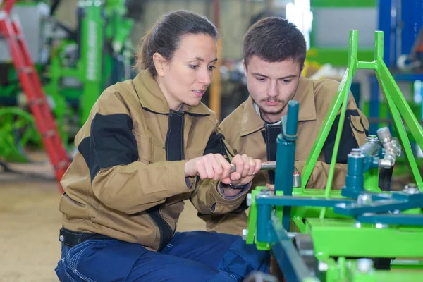 Smederijen medewerkers werken met zware machines in de werkplaats — Stockfoto