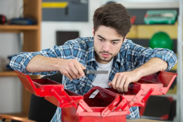 Man die in zijn gereedschapskist — Stockfoto