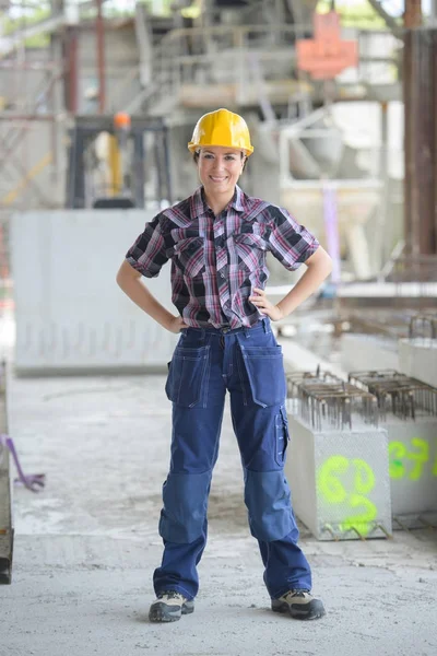 Retrato de una mujer constructora —  Fotos de Stock