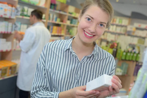 Farmacista ha dato una scatola dei medicinali al cliente in farmacia — Foto Stock