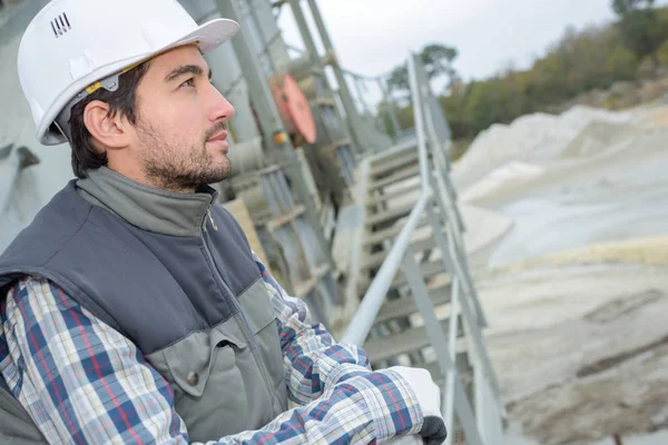 Ingegnere guardando fuori dalla fabbrica — Foto Stock