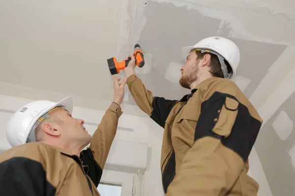 Werknemer het plafond boren — Stockfoto