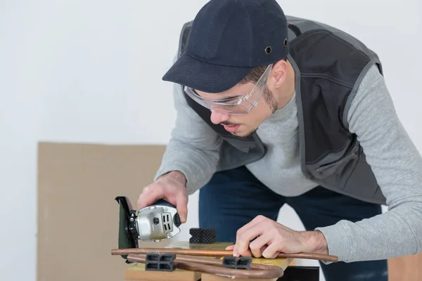 Beau menuisier dans des lunettes de protection — Photo