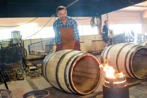 Wood barrels production cooper using hammer and tools in workshop — Stock Photo, Image