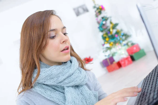 Jovem mulher compras on-line para o Natal — Fotografia de Stock