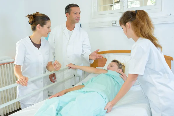 Estudantes de medicina aprendendo a transformar um paciente — Fotografia de Stock