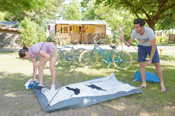 Casal a montar uma tenda — Fotografia de Stock