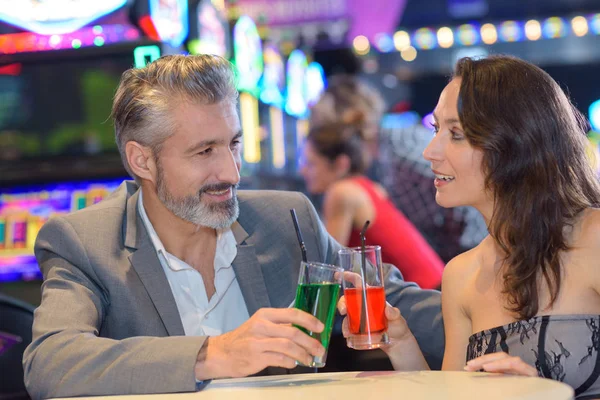 Casino coktails ile kutlayan çift — Stok fotoğraf