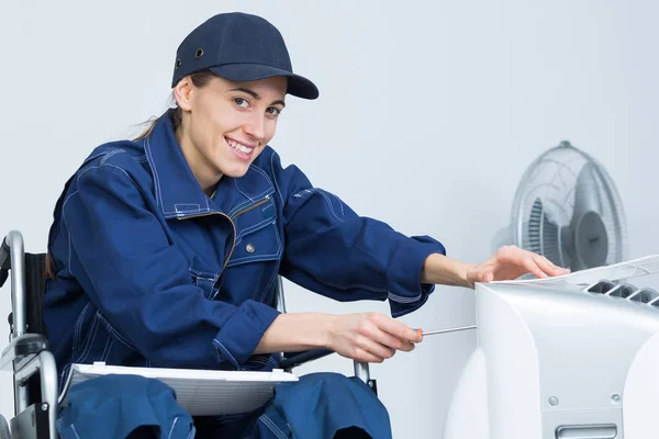 Aannemer in rolstoel elektrisch toestel herstellen — Stockfoto