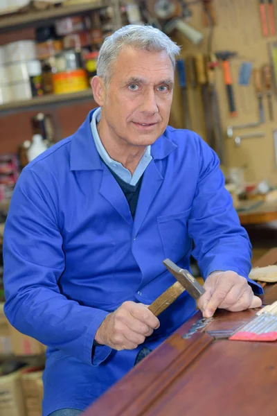 Close-up van een ervaren timmerman in werken met hout — Stockfoto