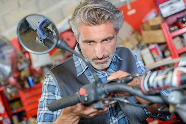 Mecánico trabajando en scooter — Foto de Stock