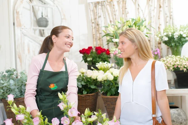Florist göra en försäljning — Stockfoto