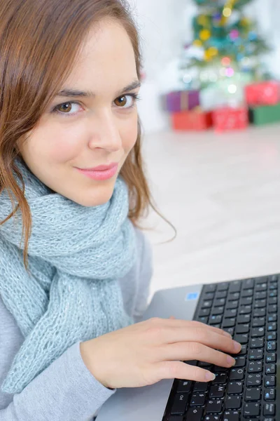 Mooie vrouw met laptop thuis glimlachen — Stockfoto