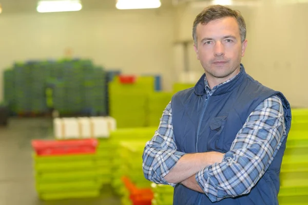 Retrato do homem na fábrica — Fotografia de Stock