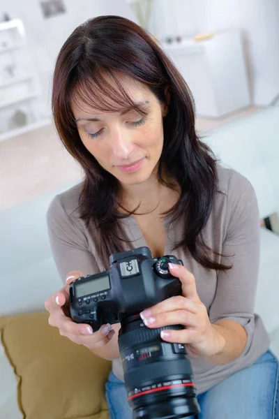 Fotógrafo de comida feminina feliz verificando fotos na câmera — Fotografia de Stock