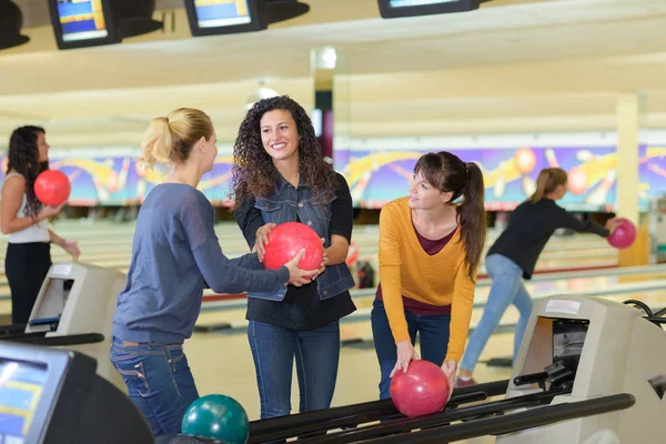 Het kiezen van een bowlingbal — Stockfoto