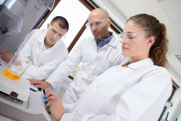 Técnicos biomédicos en el laboratorio —  Fotos de Stock