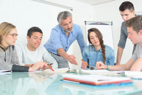 Giovani insegnante discutere comunicare aula universitaria — Foto Stock