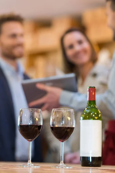 Gläser Wein und Weinflasche — Stockfoto