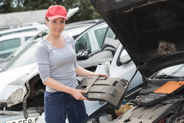 Meccanico di lavoro sotto il cofano presso il garage di riparazione — Foto Stock