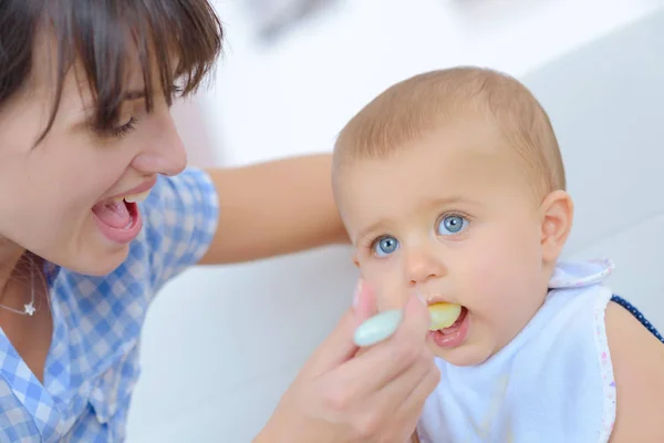 Nourrir son bébé garçon — Photo