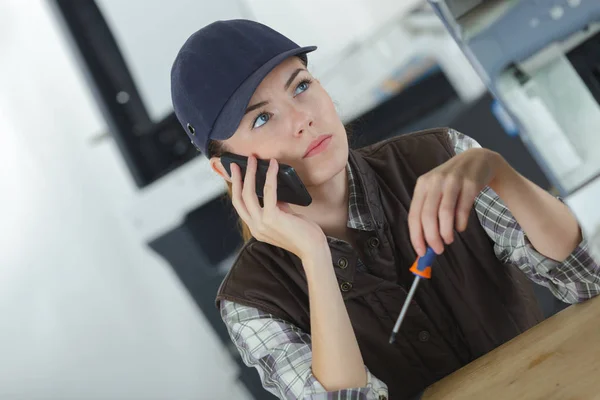 Ingeniera hablando por teléfono móvil —  Fotos de Stock