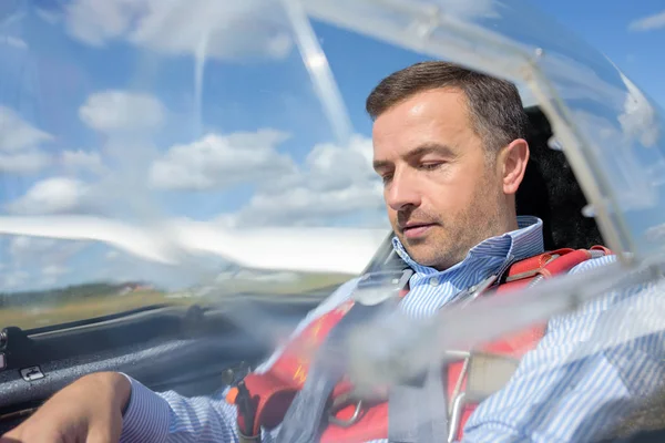 Mann im Cockpit von Segelflugzeug — Stockfoto