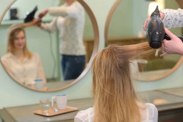 Donne che asciugano capelli e capelli — Foto Stock