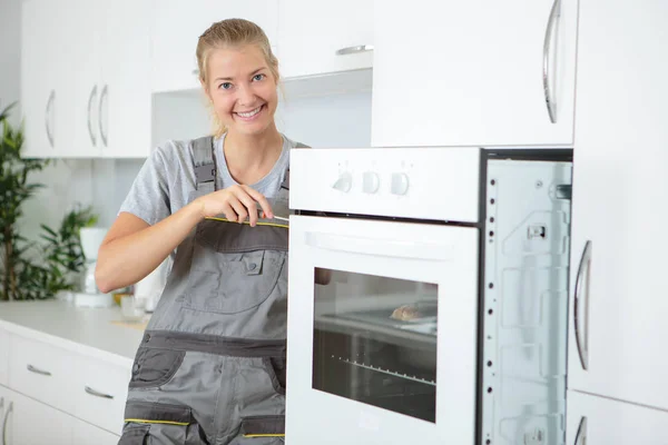 Reparatur eines Backofens — Stockfoto