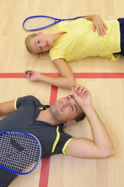 Pareja de tenis descansando en la cancha después de un partido — Foto de Stock