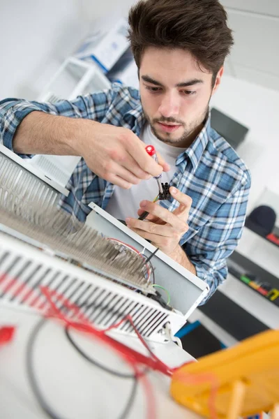 Reparateur maakt onderhoudswerkzaamheden op radiator — Stockfoto