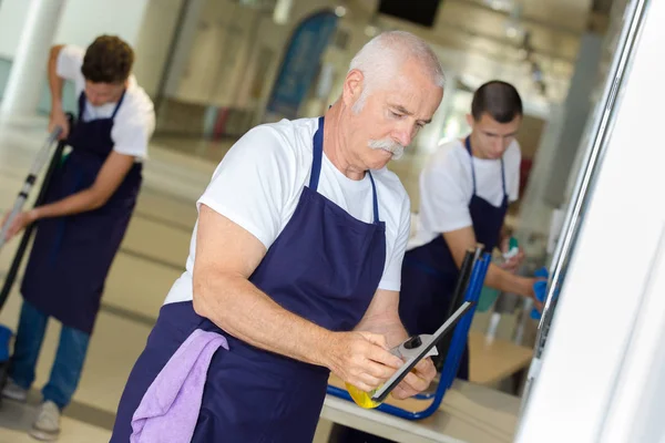 Detergenti che lavorano con attrezzature per la pulizia — Foto Stock