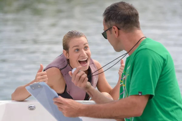 Jonge vrouw waterski atleet en coach blij met prestaties — Stockfoto