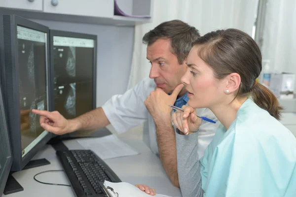 Máquina de resonancia magnética y pantallas con médico y enfermero —  Fotos de Stock