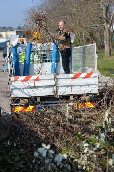 Homem do pó a limpar uma caixa de camiões — Fotografia de Stock