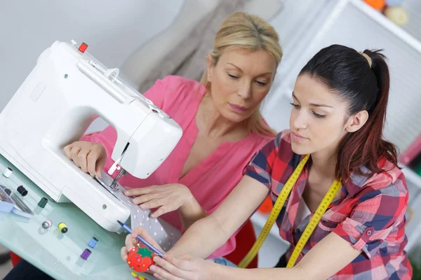 Donne in un laboratorio di cucito — Foto Stock