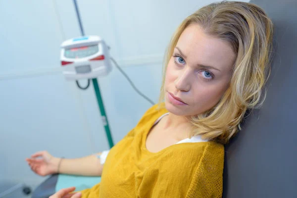 Zwakke vrouw op therapie — Stockfoto