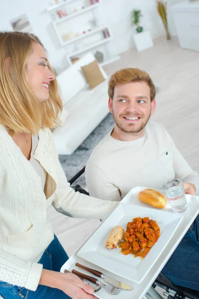 Lady leverera måltider till mannen i rullstol — Stockfoto