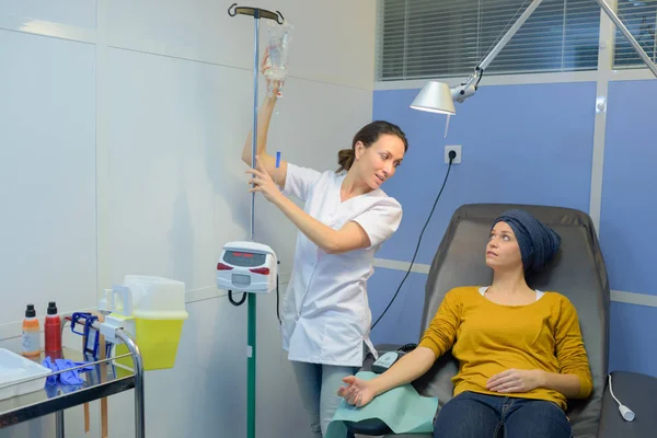 Ung dam kopplas upp för kemoterapi — Stockfoto