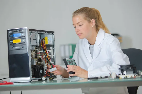 Mother assembler solving the problem — Stock Photo, Image