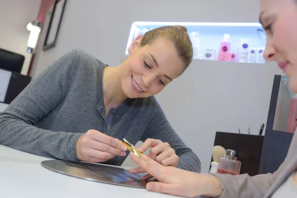 Manicure donna specialista facendo mail cura delle unghie dito — Foto Stock
