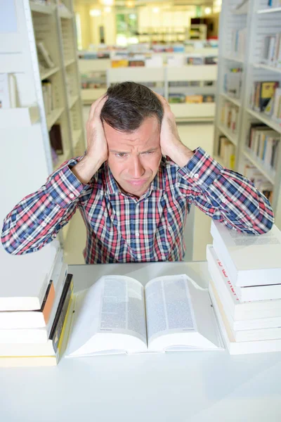 Dor de cabeça causada pela leitura — Fotografia de Stock