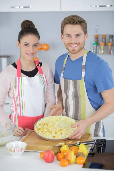 Masculino e feminino preparando torta de maçã — Fotografia de Stock