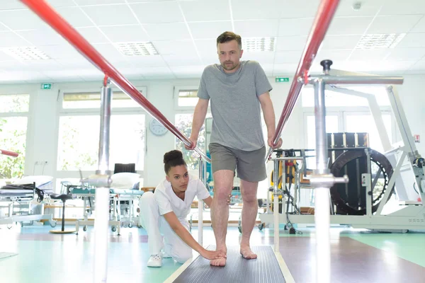 Patienten gör sjukgymnastik — Stockfoto