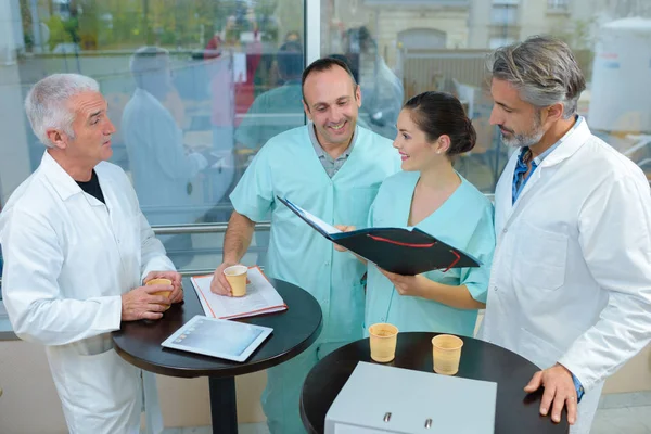 Personnel infirmier fait une pause café et parle du travail — Photo