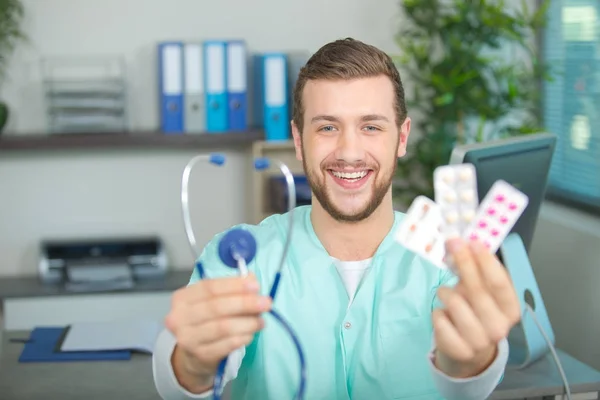 Médico loco mostrando pastillas — Foto de Stock