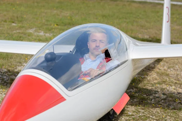 Piloto dentro planador na pista pronto para decolagem — Fotografia de Stock